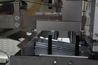 Máquina empacadora de bolsas prefabricadas - para toallas sanitarias y protegeslips