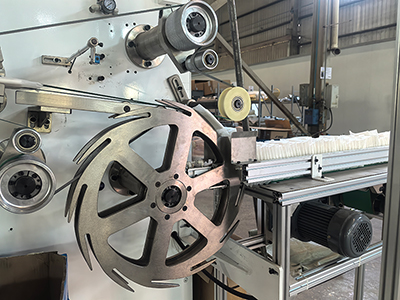 Línea de producción de toallas sanitarias con servoaccionamiento