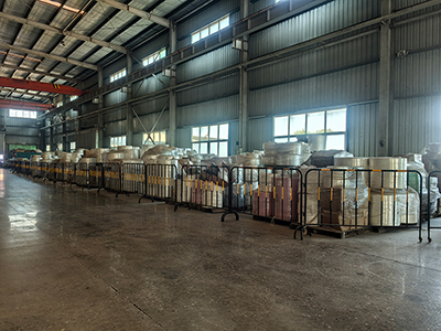 Línea de producción de pañales para bebés con servoaccionamiento